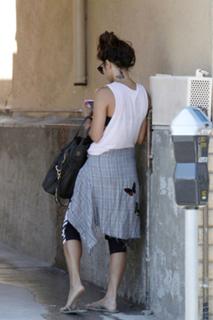 Vanessa Hudgens feet photo thumbnail