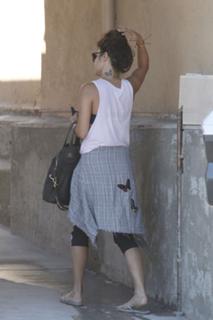 Vanessa Hudgens feet photo thumbnail