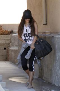 Vanessa Hudgens feet photo thumbnail