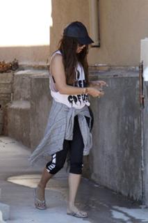 Vanessa Hudgens feet photo thumbnail