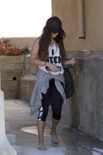 Vanessa Hudgens feet photo thumbnail