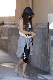 Vanessa Hudgens feet photo thumbnail