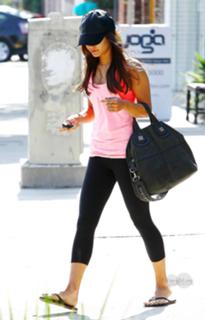 Vanessa Hudgens feet photo thumbnail