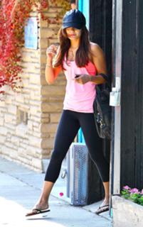 Vanessa Hudgens feet photo thumbnail