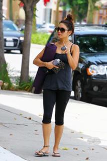 Vanessa Hudgens feet photo thumbnail
