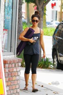 Vanessa Hudgens feet photo thumbnail