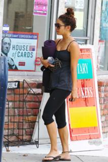 Vanessa Hudgens feet photo thumbnail