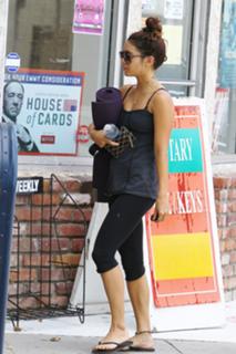 Vanessa Hudgens feet photo thumbnail