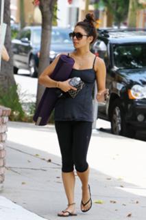 Vanessa Hudgens feet photo thumbnail