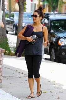 Vanessa Hudgens feet photo thumbnail