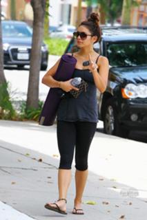 Vanessa Hudgens feet photo thumbnail