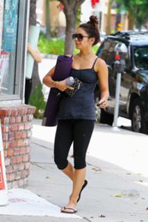 Vanessa Hudgens feet photo thumbnail
