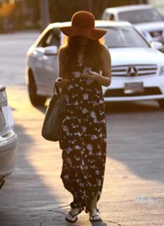 Vanessa Hudgens feet photo thumbnail