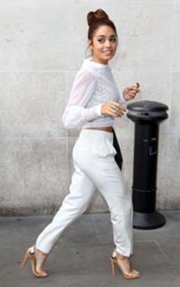 Vanessa Hudgens feet photo thumbnail