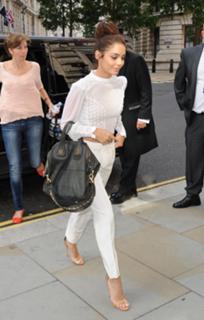 Vanessa Hudgens feet photo thumbnail