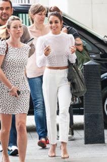 Vanessa Hudgens feet photo thumbnail