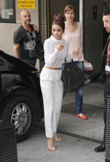 Vanessa Hudgens feet photo thumbnail