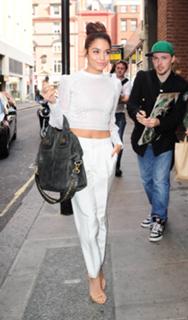Vanessa Hudgens feet photo thumbnail