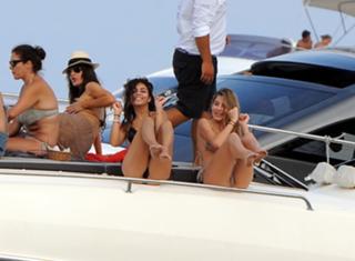 Vanessa Hudgens feet photo thumbnail