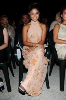 Vanessa Hudgens feet photo thumbnail