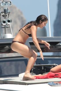 Vanessa Hudgens feet photo thumbnail