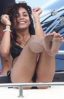Vanessa Hudgens feet photo thumbnail