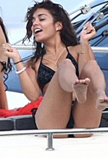 Vanessa Hudgens feet photo thumbnail