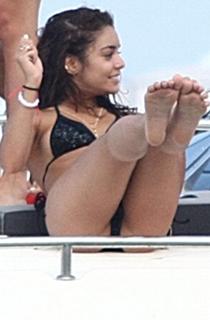 Vanessa Hudgens feet photo thumbnail