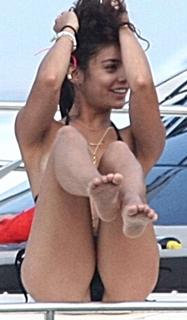 Vanessa Hudgens feet photo thumbnail
