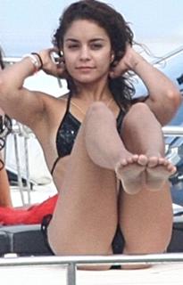 Vanessa Hudgens feet photo thumbnail