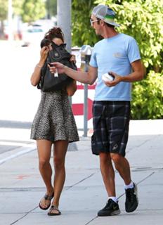 Vanessa Hudgens feet photo thumbnail