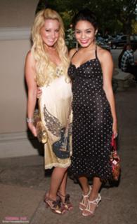 Vanessa Hudgens feet photo thumbnail