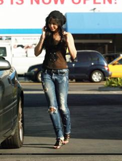 Vanessa Hudgens feet photo thumbnail