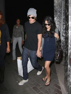 Vanessa Hudgens feet photo thumbnail