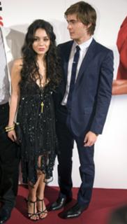 Vanessa Hudgens feet photo thumbnail