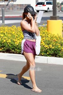 Vanessa Hudgens feet photo thumbnail