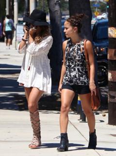 Vanessa Hudgens feet photo thumbnail