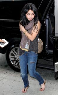 Vanessa Hudgens feet photo thumbnail