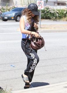 Vanessa Hudgens feet photo thumbnail