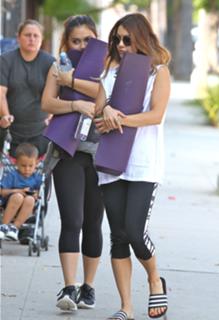 Vanessa Hudgens feet photo thumbnail