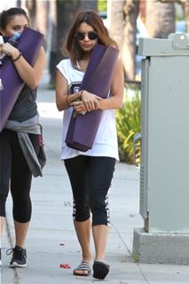 Vanessa Hudgens feet photo thumbnail