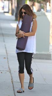 Vanessa Hudgens feet photo thumbnail