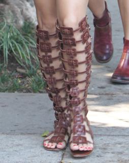 Vanessa Hudgens feet photo thumbnail