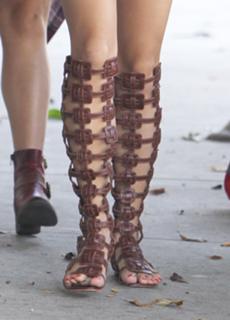 Vanessa Hudgens feet photo thumbnail