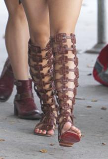 Vanessa Hudgens feet photo thumbnail