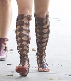 Vanessa Hudgens feet photo thumbnail