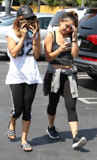 Vanessa Hudgens feet photo thumbnail