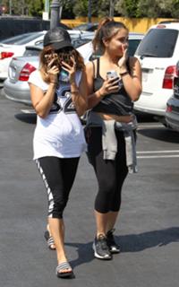 Vanessa Hudgens feet photo thumbnail