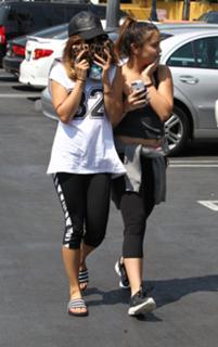 Vanessa Hudgens feet photo thumbnail