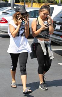 Vanessa Hudgens feet photo thumbnail